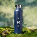 Dicke Monogramm auf Blau Trinkflasche<br><div class="desc">Fett weißes, vertikales Monogramm auf blau weist eine größere Initiale in der Mitte auf. Ersetzen Sie die 3 Initialen durch Ihre eigene in der Sidebar. Weitere Farben und Stile der Wasserflasche sind in der Sidebar erhältlich. Copyright © Claire E. Skinner. Alle Rechte vorbehalten.</div>