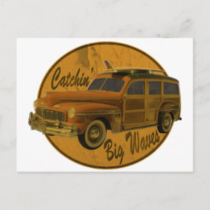 dicke Wellen im Woodie fangen Postkarte