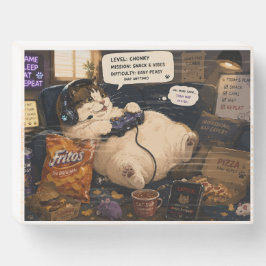 Dicker Katzenspieler entspannt sich mit Snacks Holzkisten Schild