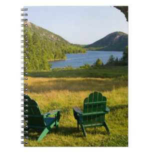 Die Adirondack-Stühle auf dem Rasen des Jordans Notizblock