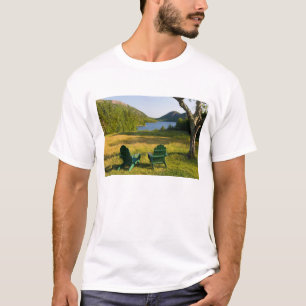 Die Adirondack-Stühle auf dem Rasen des Jordans T-Shirt