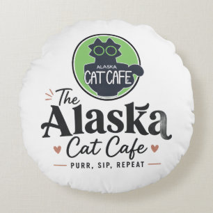 Die Alaska-Katzen-Café “Purr, Sip, Repeat” Rundes Kissen