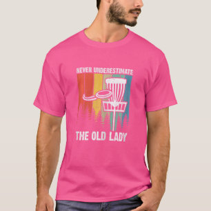 Die alte Dame wird von Frauen auf der Disc Golf ni T-Shirt