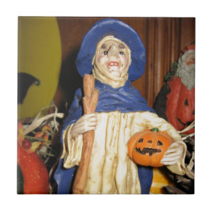 Die alte verwitterte Hexe Fliese