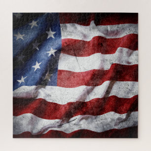 Die amerikanische Fahne schmiegen.