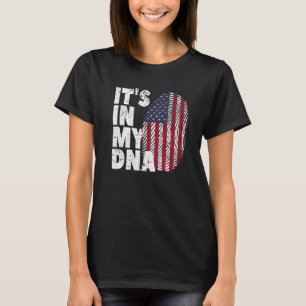 Die amerikanische Flagge der USA befindet sich in T-Shirt