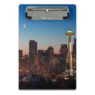 Die amerikanische Flagge fliegt zwischen den Mini Klemmbrett