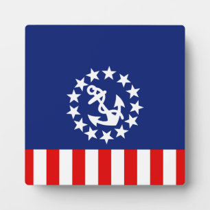 Die amerikanische Yachtflagge liegt an der Marina Fotoplatte