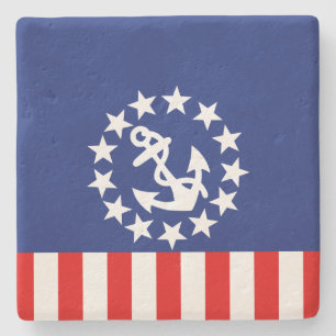 Die amerikanische Yachtflagge liegt an der Marina Steinuntersetzer