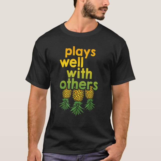 Die Ananas im Kopf spielt gut mit anderen 2 T-Shirt (Vorderseite)