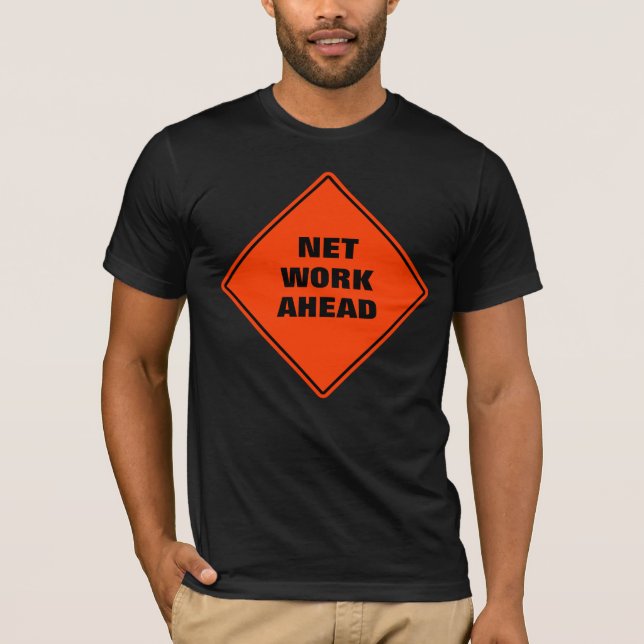 Die Arbeit im Netz geht mit einem lustigen orangef T-Shirt (Vorderseite)