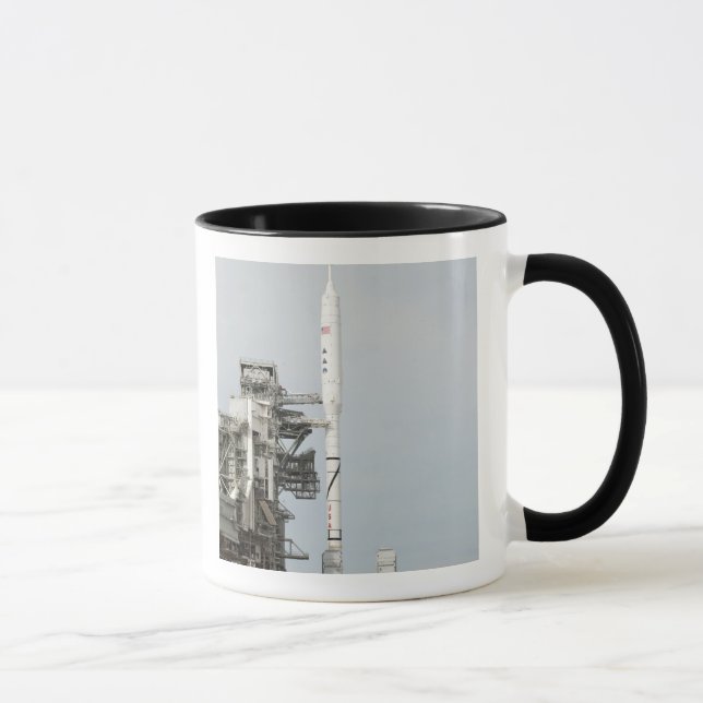 Die Ares I-X-Rakete wird auf dem Ladestreifen 2 an Tasse (Rechts)