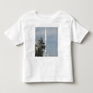 Die Ares I-X-Rakete wird auf dem Startpad angezeig Kleinkind T-shirt