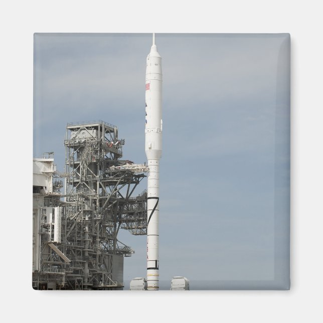 Die Ares I-X-Rakete wird auf dem Startpad angezeig Magnet (Vorne)