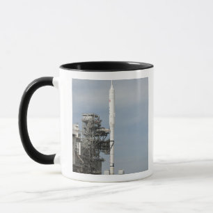 Die Ares IX Rakete wird auf der Abschussrampe Tasse