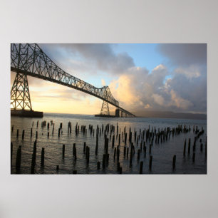 Die Astoria-Megler-Brücke bei Sonnenuntergang Poster