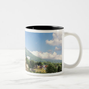 Die atemberaubende Burg Schonbuhel thront über der Zweifarbige Tasse