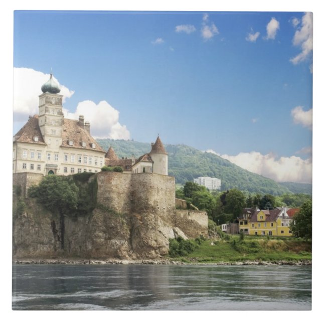 Die atemberaubende Schonbuhel Castle thront über d Fliese (Vorderseite)