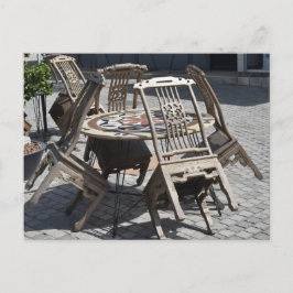 Die auf dem Tisch stehenden Stühle Postkarte