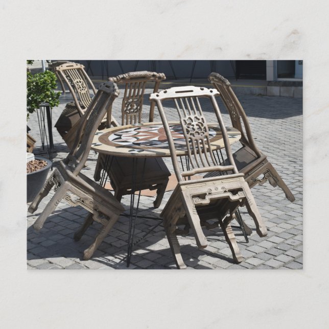 Die auf dem Tisch stehenden Stühle Postkarte (Vorderseite)