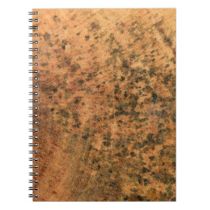 Die auf der braunen Holzoberfläche wachsende Form  Notizblock