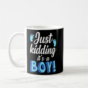 Die Aufdeckung des Party eines jungen Jungen Kaffeetasse