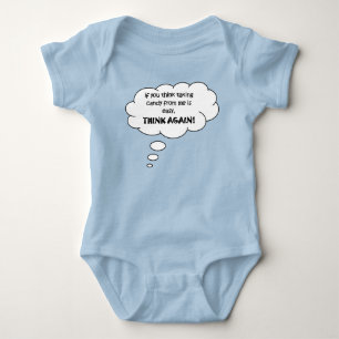 Die Aufnahme von Süßigkeiten aus einem Baby-Funny- Baby Strampler