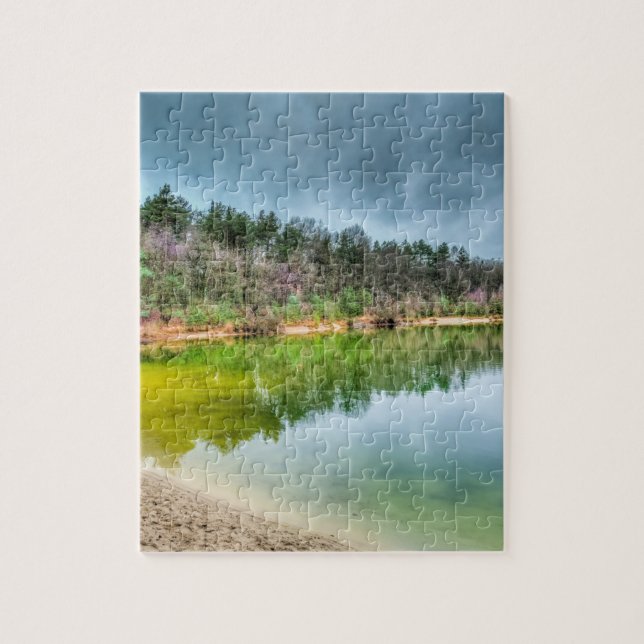 Die Aussicht auf den See im Herbst frei (Vertikal)