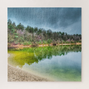 Die Aussicht auf den See im Herbst frei