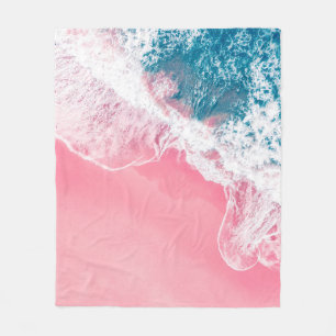 Die Aussicht aus der Luft auf einen rosa Sandstran Fleecedecke