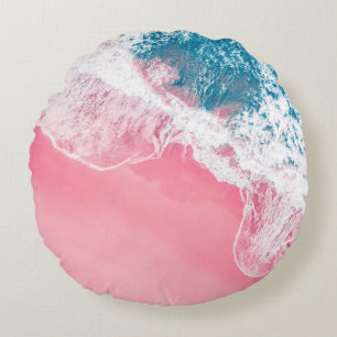 Die Aussicht aus der Luft auf einen rosa Sandstran Rundes Kissen