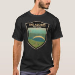 Die Azoren Portugal Reisen Vintage Kunst T-Shirt<br><div class="desc">Die Vektorgrafiken der Azoren. Die Inseln zeichnen sich durch eine dramatische Landschaft,  Fischerdörfer,  grüne Weiden und Hecken von blauen Hydrangeas aus.</div>