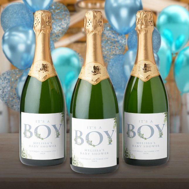 Die Baby-Dusche ist ein Junge Dusty Blue Greeneren (Its A Boy Dusty Blue Greenery Letter Baby Shower Sparkling Wine Label)