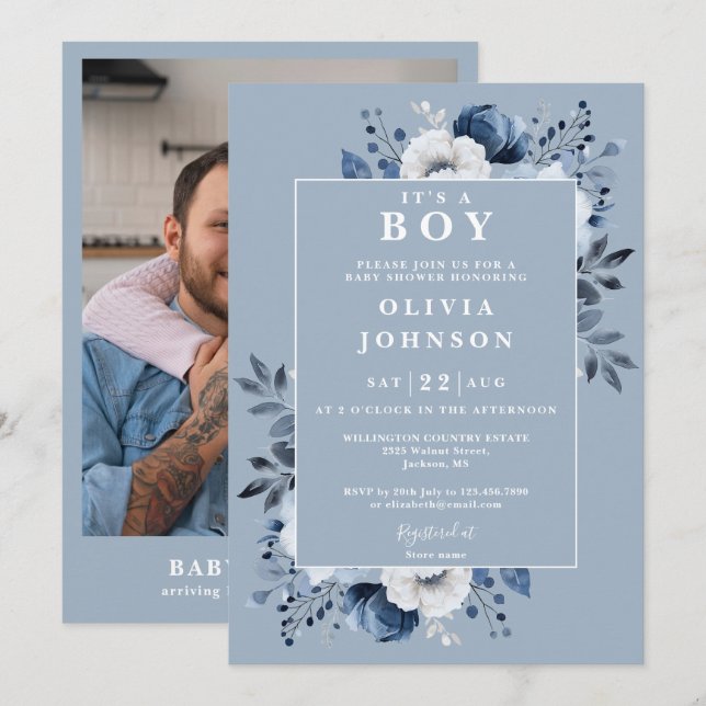Die Babydusche ist ein Junge Dusty Blue Floral Fot Einladung (Vorne/Hinten)