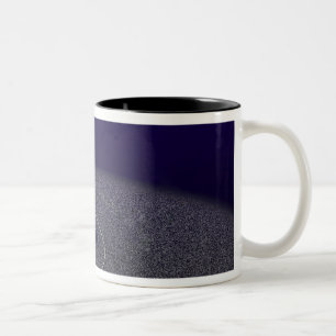 Die Bahn des binären Kuiper Gurtgegenstandes Zweifarbige Tasse