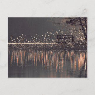 Die Bank am See in der goldenen, hellen Postkarte