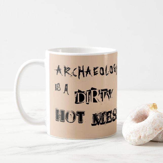 Die beige Archäologie ist ein dirty Hot Mess Kaffeetasse (Mit Donut)
