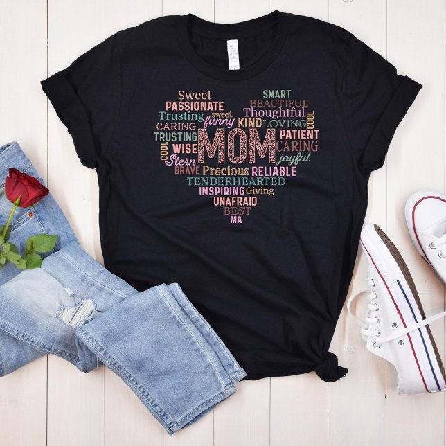 Die Bejahungen der herzzerreißenden Mama T-Shirt (Heart Shaped Lettering Mom's Affirmations T-Shirt surrounded with a jeans a red rose and shoes.)