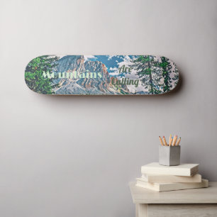 Die Berge bezeichnen Schneebäume als Pristine Skateboard