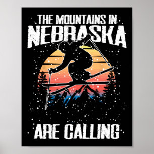 Die Berge in Nebraska fordern sonniges Skifahren Poster