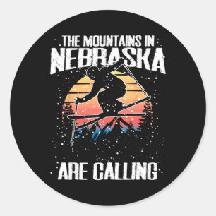 Die Berge in Nebraska fordern sonniges Skifahren Runder Aufkleber
