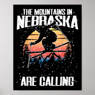 Die Berge in Nebraska rufen lustiges Skifahren Poster