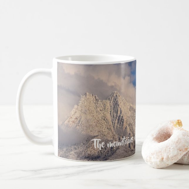 Die Berge nennen und ich muss gehen - Tasse (Mit Donut)