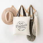 Die Berge rufen Tragetasche<br><div class="desc">Erleben Sie Ihren Abenteuergeist mit unserer Wanderlust-inspirierend Totttasche,  die das Zitat "die Berge rufen und ich muss gehen" in rauer Outdoorsy-Typografie mit einer Bergkarikatur enthält.</div>