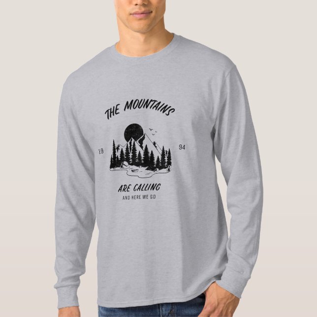 Die Berge rufen und hier gehen wir T-Shirt (Vorderseite)