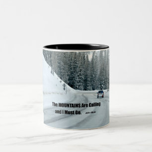 Die Berge rufen und ich muss gehen. Zweifarbige Tasse