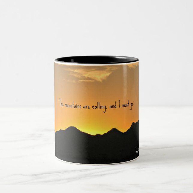 Die Berge rufen und ich muss gehen. Zweifarbige Tasse (Mittel)