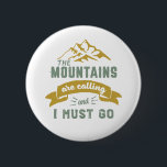 Die Berge rufen, und ich muss Vintag werden Button<br><div class="desc">Inspiration für diejenigen,  die Liebe,  Berge,  Bergsteigen,  Wandern oder Klettern im Innenbereich zu erklimmen. Coole motivierend Ware für Kletterer,  Wanderer und alle Outdoorsmenschen. Ideal für diejenigen,  die Liebe Abenteuer,  Outdoor-Aktivitäten in der Wildnis. Großes Weihnachtsgeschenk und Geburtstagsgeschenk für Großvater,  Vater,  Vater,  Ehemann,  Freund,  Onkel,  Freunde und Kollegen.</div>