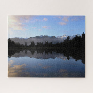 Die Berge spiegeln den Mathesesee über Neuseeland