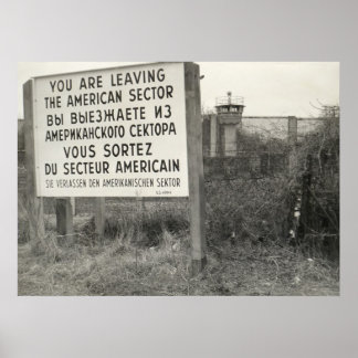 Die Berliner Mauer in einer Nachbarschaft Poster